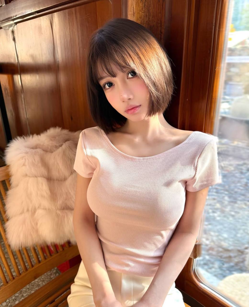 着装时尚女生沛然