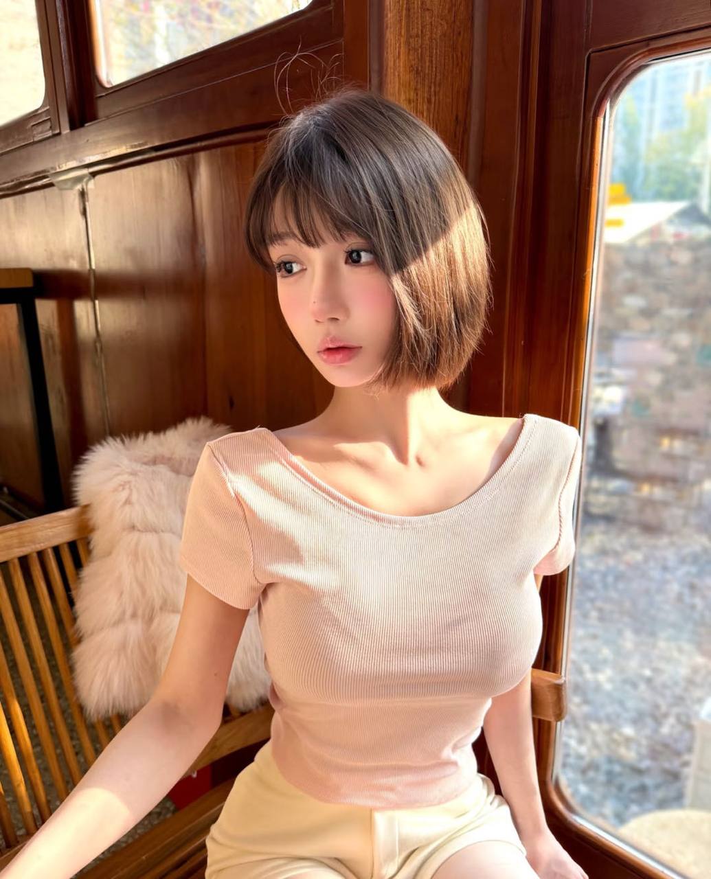 着装时尚女生沛然