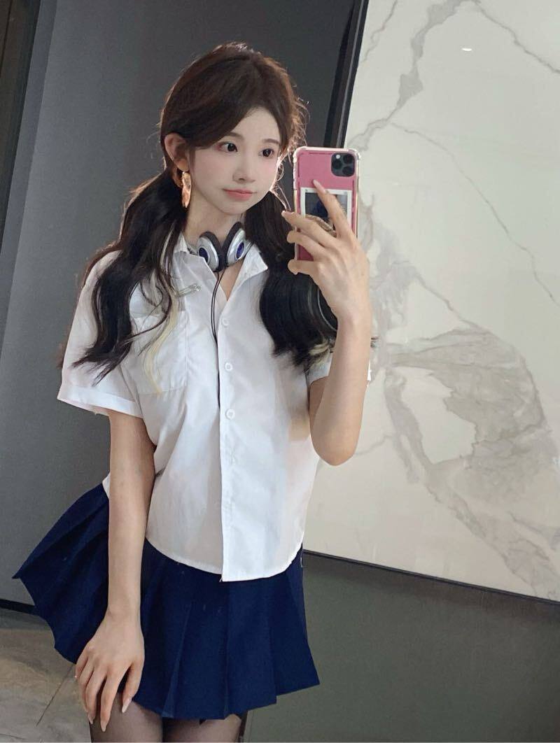 学院风模特洛娜