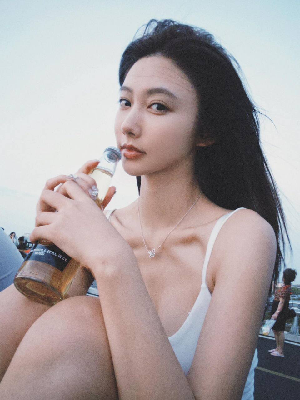 兼职女演员Theia