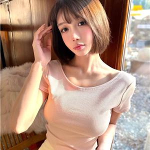 着装时尚女生沛然